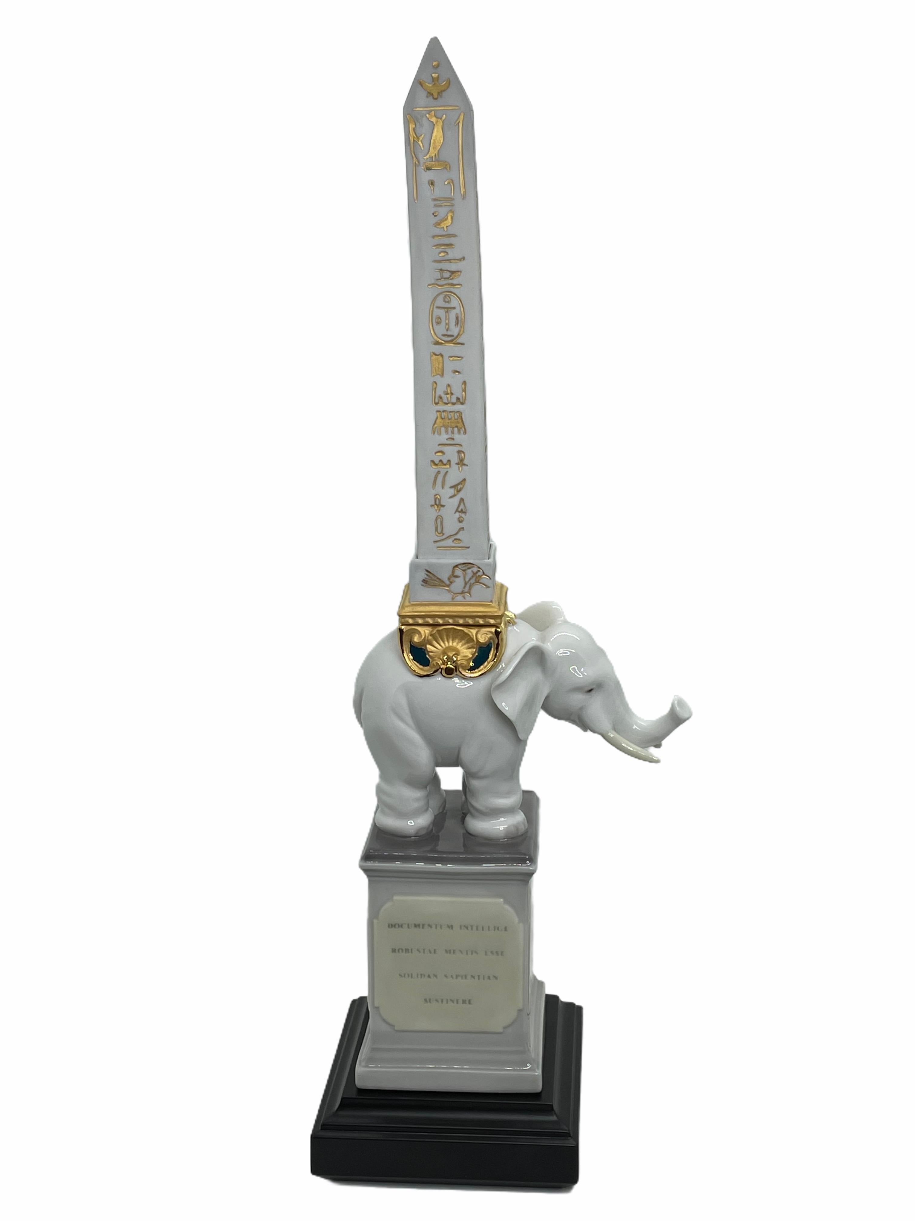 Lladro Pulcino Obelisk Porzellan Weiße Elefantenfigur mit Holzsockel, Spanien im Angebot 2