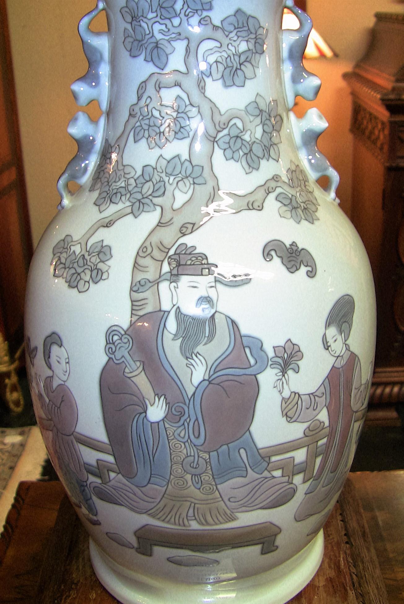 PRÄSENTIERT ein FANTASTISCH RARES Paar Lladro Porzellan 'Mandarin Vasen'.

Hergestellt um 1973 und in Spanien von dem außergewöhnlichen Hersteller Lladro gefertigt.

Diese beiden Vasen wurden einzeln hergestellt und verkauft und trugen den Titel