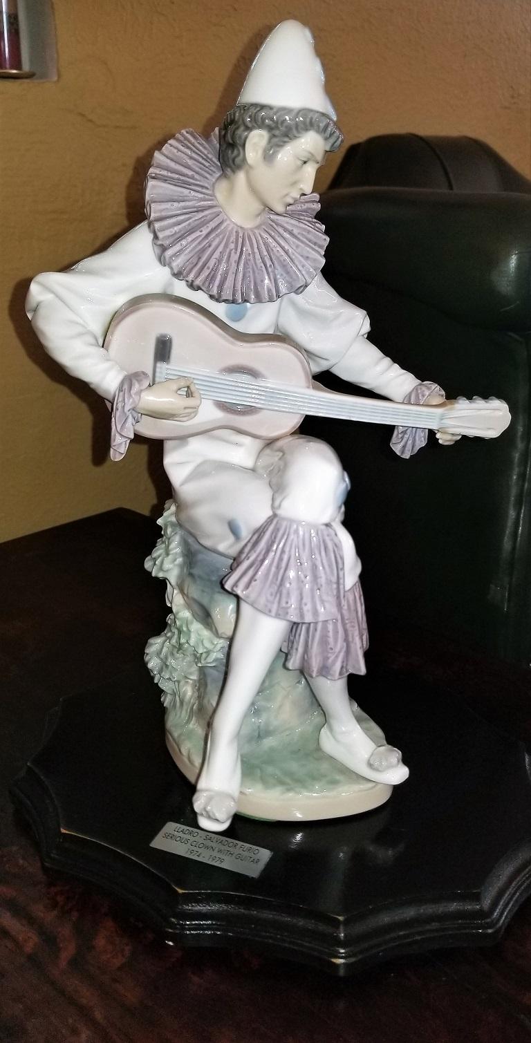 20th Century Lladro Retired Serious Clown with Guitar by Salvador Furio For Sale