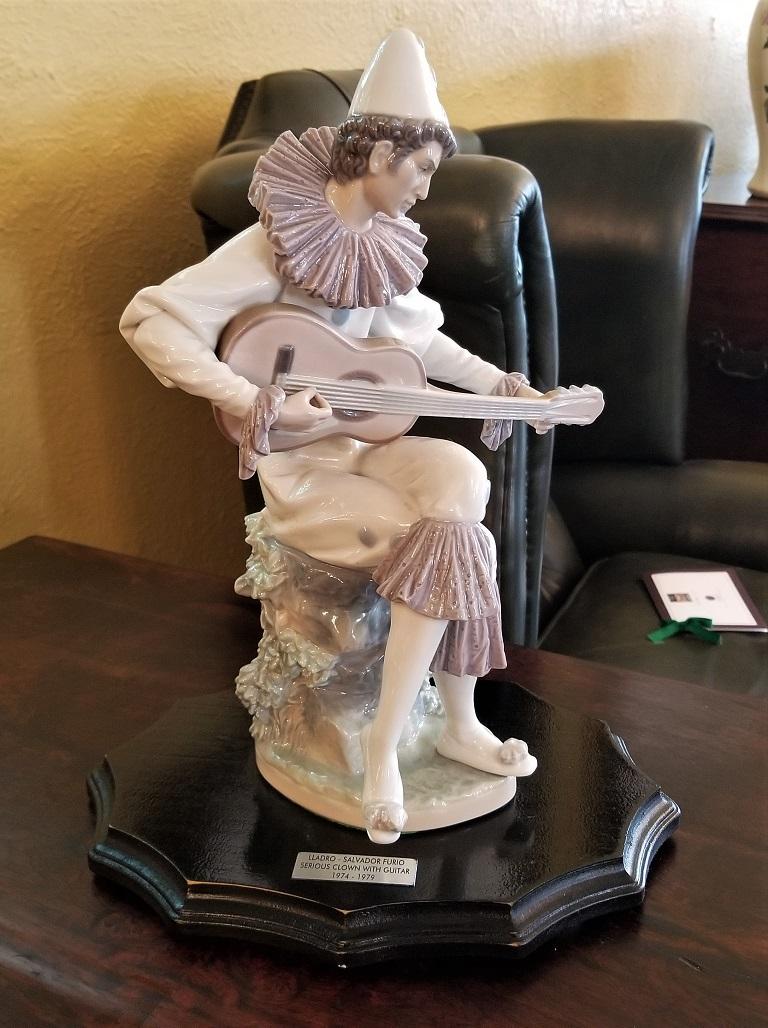 Lladro Retired Serious Clown with Guitar by Salvador Furio For Sale 1