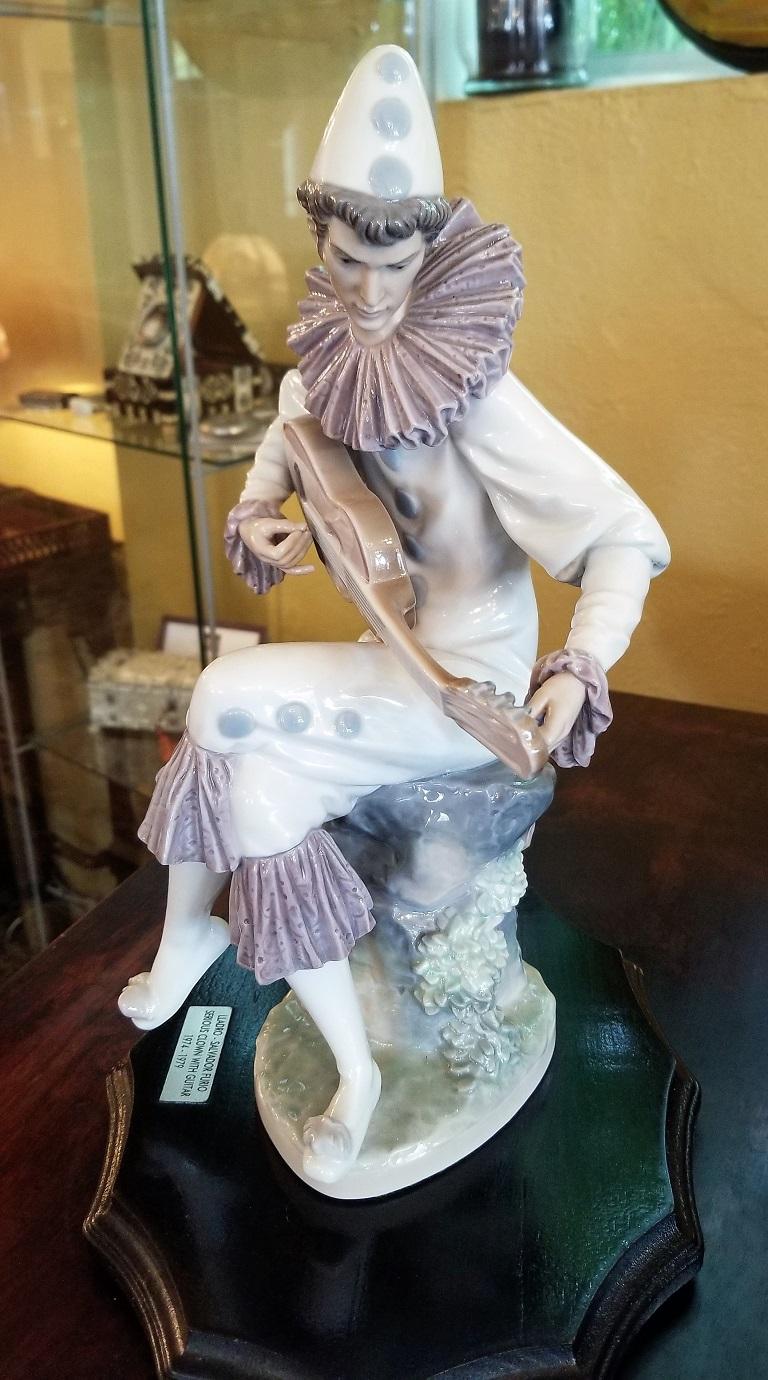 Lladro Retired Serious Clown with Guitar by Salvador Furio For Sale 2