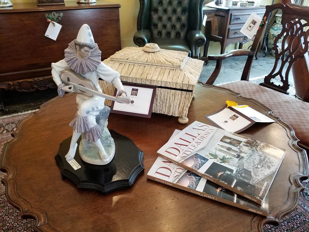 Lladro Retired Serious Clown with Guitar by Salvador Furio In Good Condition For Sale In Dallas, TX
