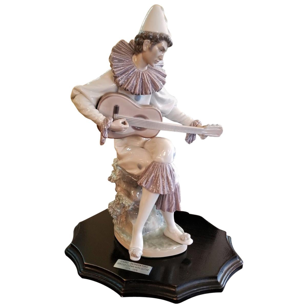 Lladro Retired Serious Clown with Guitar by Salvador Furio For Sale