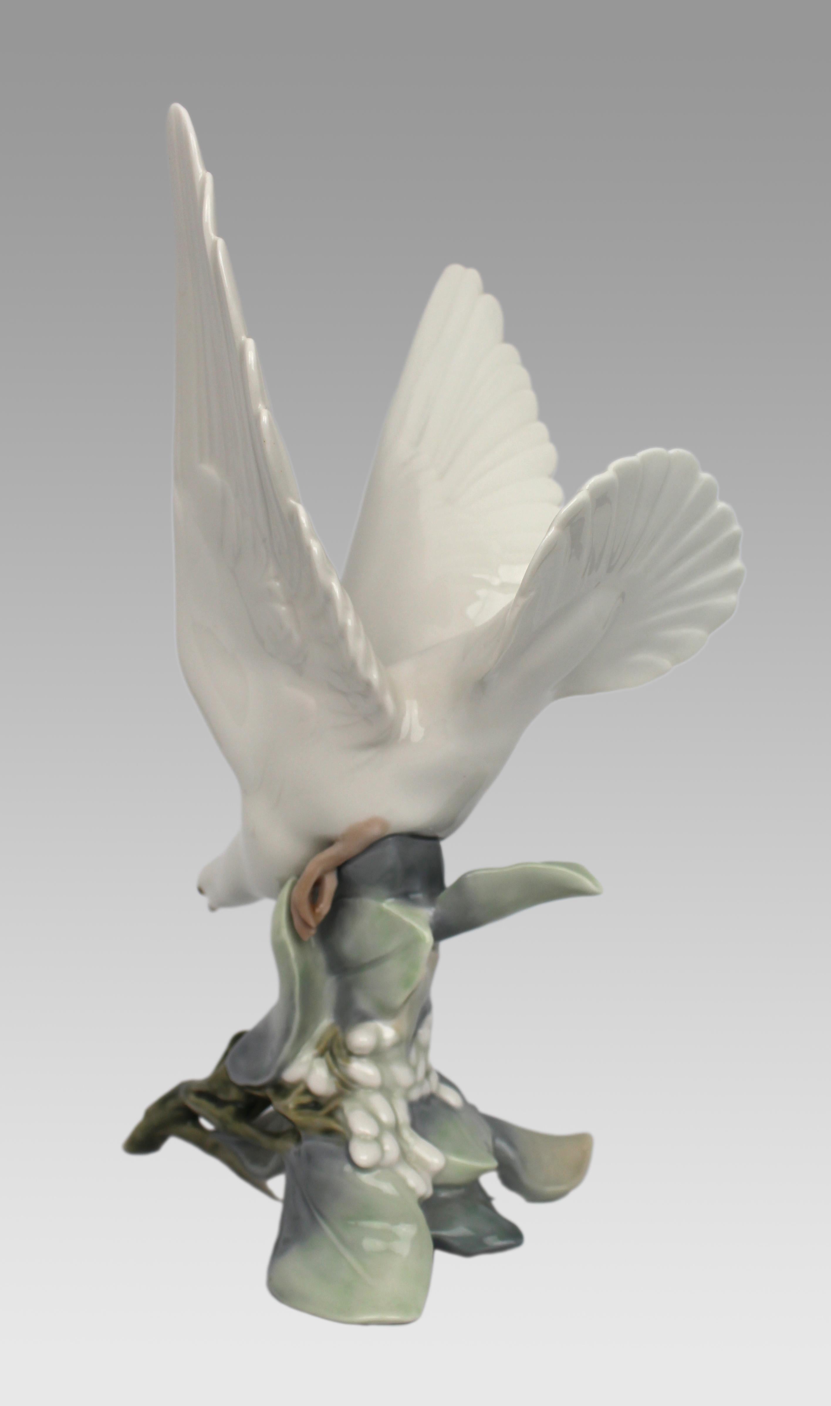 Sculpture Lladro Tortue colombe en vol Bon état - En vente à Worcester, GB