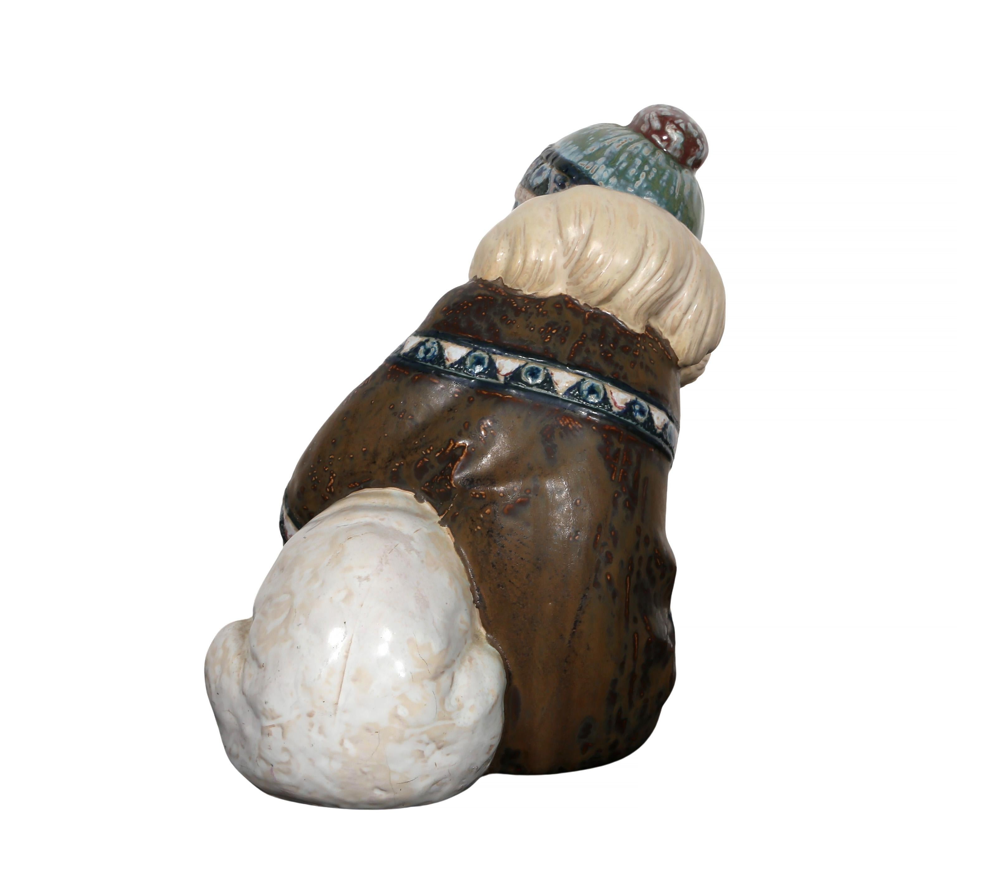 Eskimo che gioca, scultura realista in porcellana di Lladro in vendita 3