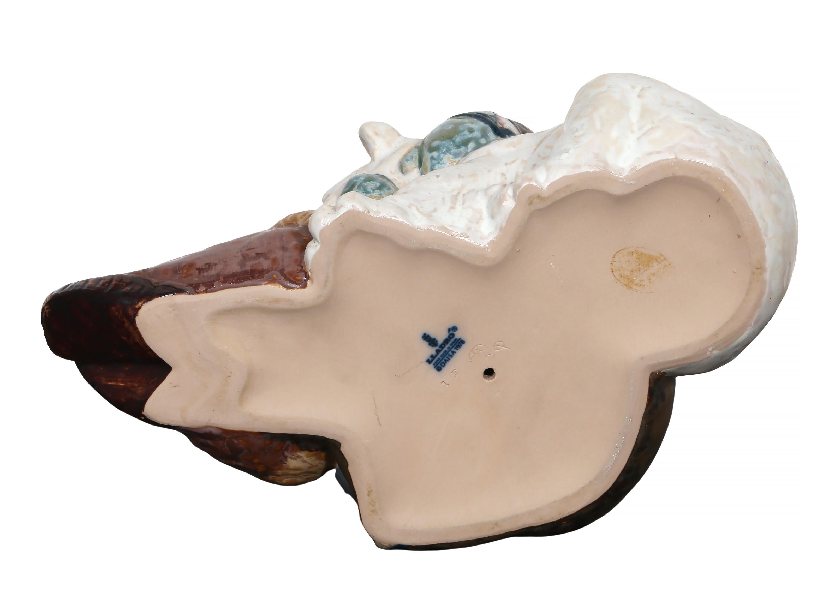 Eskimo che gioca, scultura realista in porcellana di Lladro in vendita 4