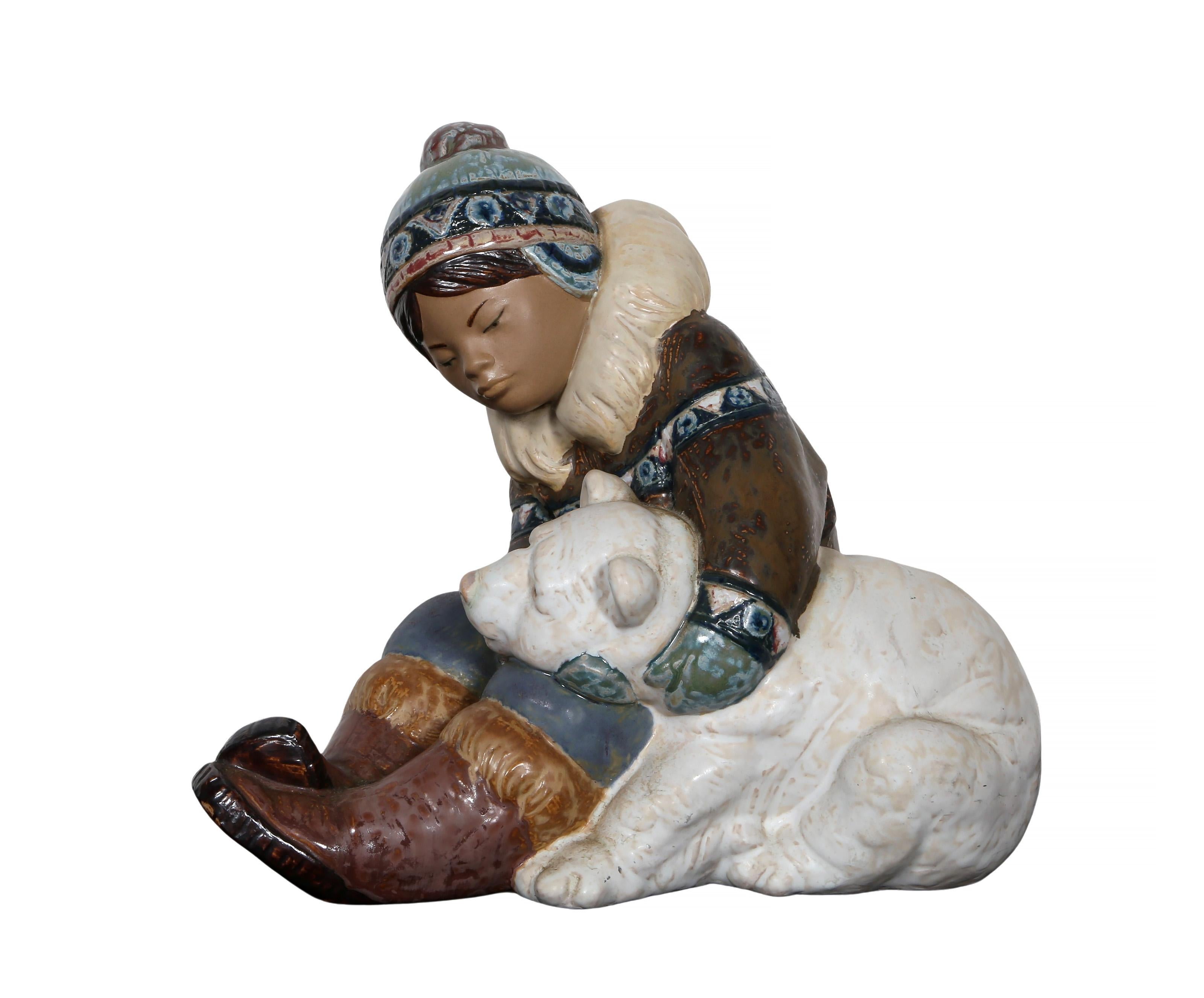 Lladro - Eskimo che gioca, Anno:  1978, Medio:  Scultura in porcellana, timbro sul fondo, Dimensioni:  9 x 11 x 7 in. (22.86 x 27.94 x 17.78 cm)
