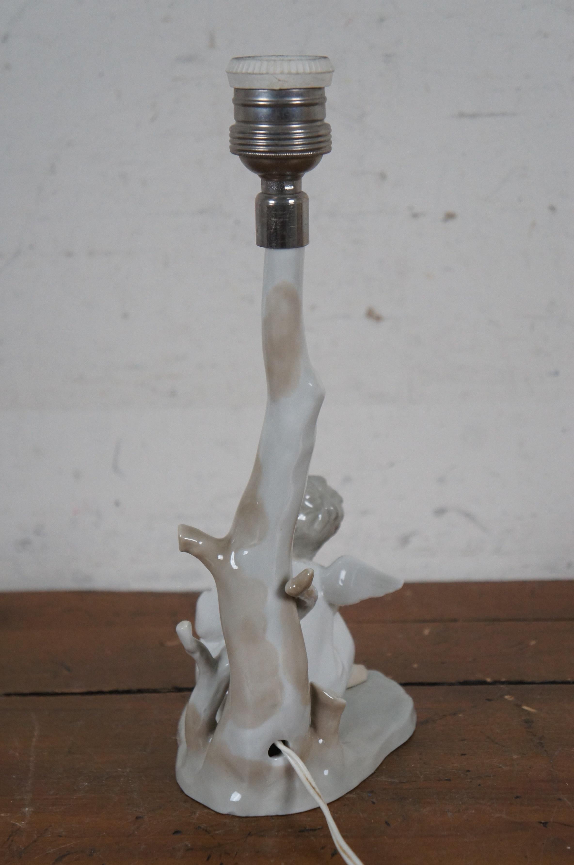 Porcellana Lladro Angelo pensante seduto Lampada da tavolo in porcellana Fulgencio Garcia 12