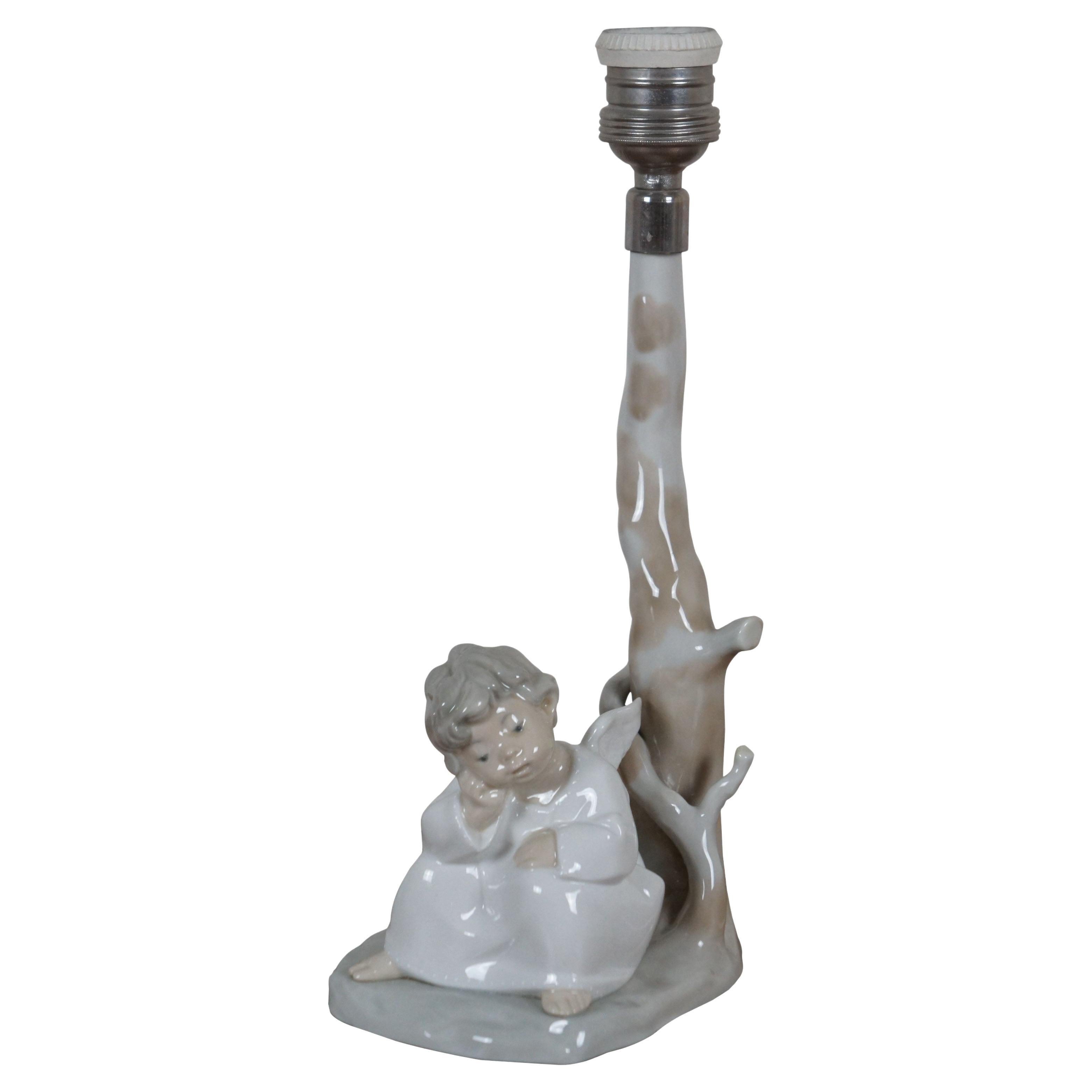 Lladro Angelo pensante seduto Lampada da tavolo in porcellana Fulgencio Garcia 12" in vendita