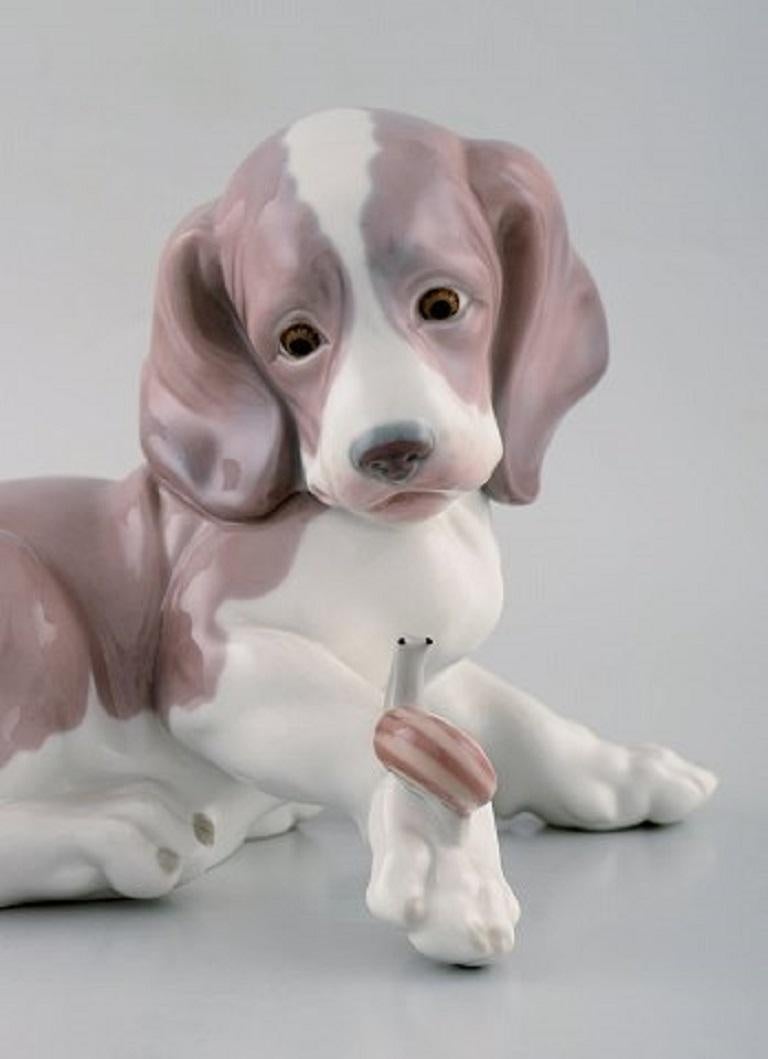 Lladro, Spain. Figure in glazed porcelain. Puppy and snail, 1980s.
Measures: 20 x 15.5 cm.
In very good condition.
Stamped.