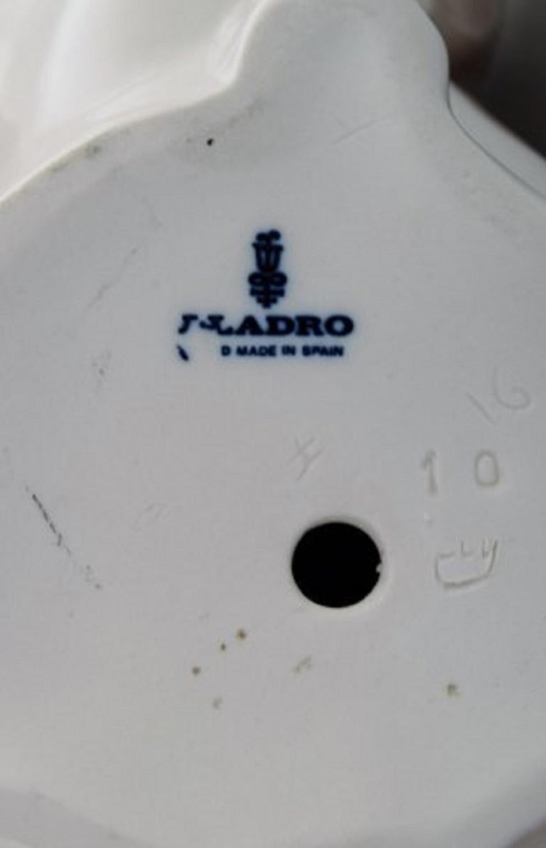 Ceramica Lladro, Spagna, Figura in porcellana smaltata, Cucciolo e lumaca, anni '80 in vendita