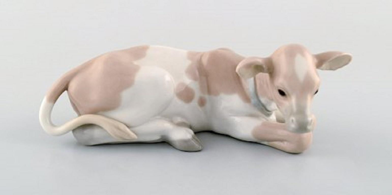 Lladro, Spanien. Fünf Porzellanfiguren. Vier Bären und ein Kalb, 1980er-1990er Jahre.
Der Eisbär misst: 11,5 x 7 cm.
Das Kalb misst: 17 x 6 cm.
In sehr gutem Zustand.
Gestempelt.

 