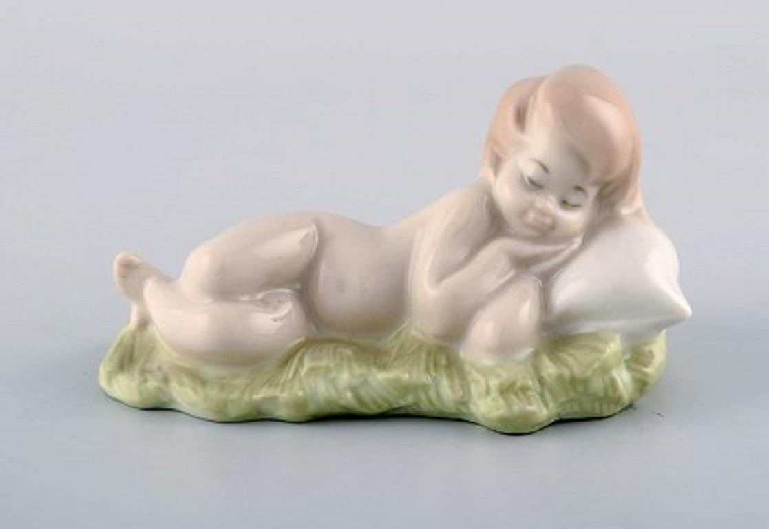 Lladro, Spain, Five Porcelain Figurines of Children, 1970s-1980s In Excellent Condition For Sale In Copenhagen, DK