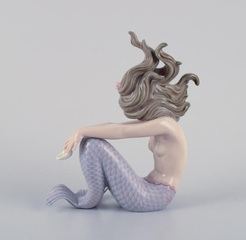 Lladro, Spain, handmade porcelain figurine of a sitting mermaid. In Excellent Condition In Copenhagen, DK