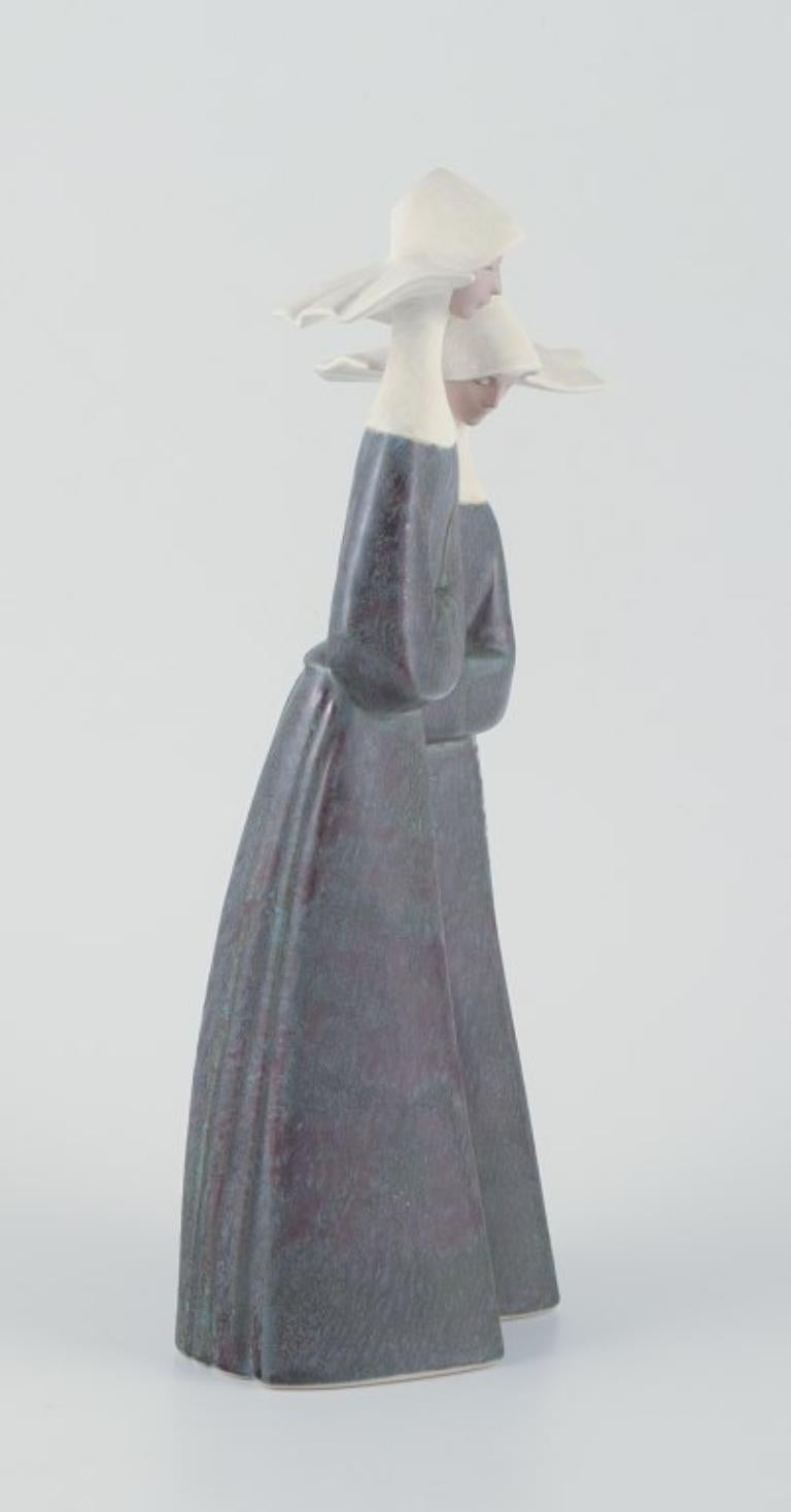 Spagnolo Lladró, Spagna. Grande statuetta in ceramica di due suore. Ca. 1970s in vendita