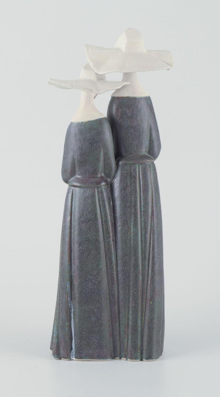 Smaltato Lladró, Spagna. Grande statuetta in ceramica di due suore. Ca. 1970s in vendita