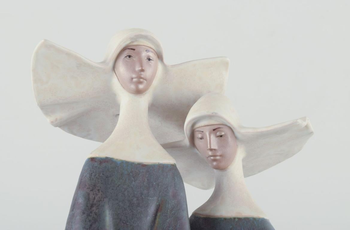 Fine XX secolo Lladró, Spagna. Grande statuetta in ceramica di due suore. Ca. 1970s in vendita