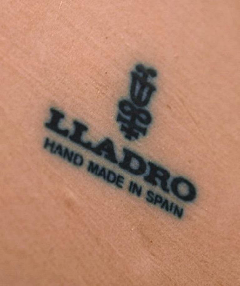 Lladro, Spanien, große Figur aus glasierter Keramik, Frau, die Wasser transportiert im Angebot 1