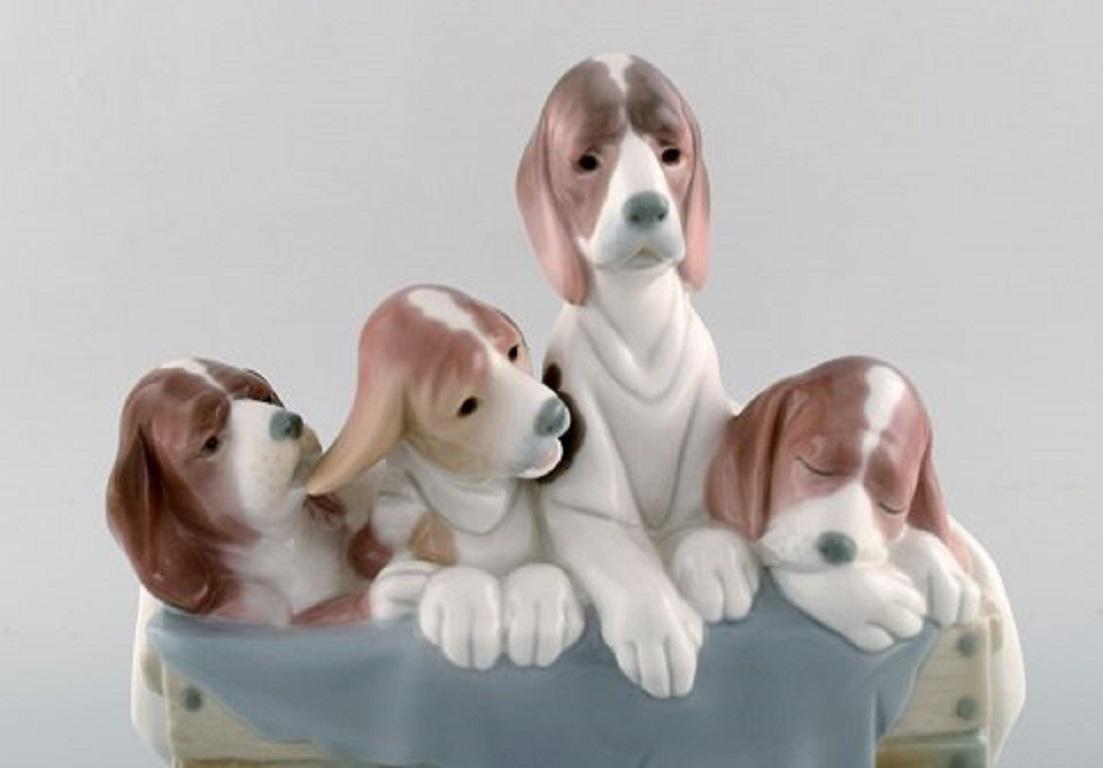 Lladro, Spain. Large figure in glazed porcelain. Four puppies in a basket, 1980s.
Measures: 23 x 23 cm.
In very good condition.
Stamped.