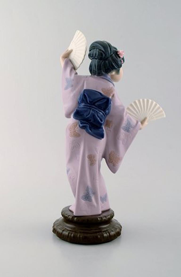 Japonisme Lladro, Spain, Large Figure in Glazed Porcelain, Geisha with Fans, 20th Century For Sale