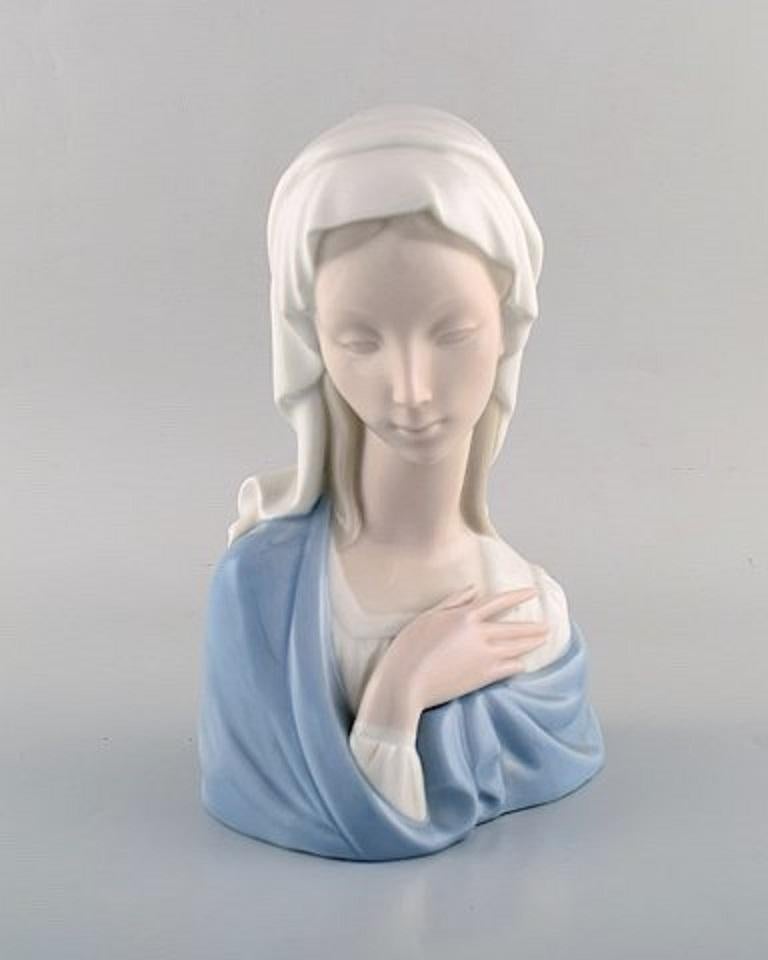 Lladro, Spain. Large figure in glazed porcelain, Madonna, 1980s.
Measures: 22 x 14 cm.
In very good condition.
Stamped.
 