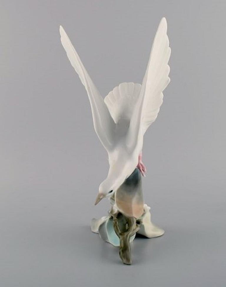Lladro, Spain. Large porcelain figure. Bird, 1980s.
Measures: 28 x 17 cm.
In excellent condition.
Stamped.