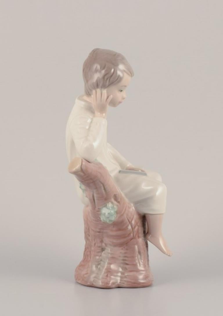 Lladro, Spanien. Porzellanfigur eines Mädchens, das auf einem Baumstumpf sitzt.  im Angebot 1
