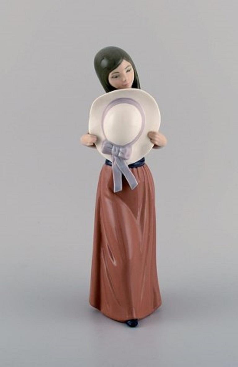 Lladro, Spain, Three porcelain figurines, 1970s-1980s.
Largest measures: 22 x 12 cm.
In very good condition.
Stamped.