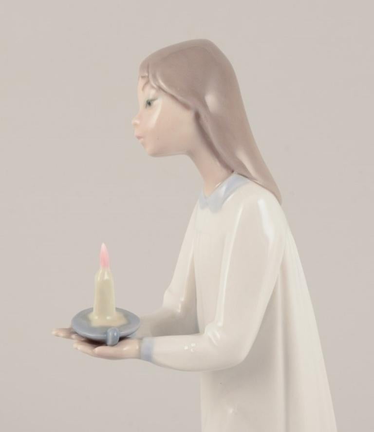 Lladro, Spanien. Porzellanfiguren aus Porzellan. Mädchen mit einer Lampe und einem Engel mit Kind im Zustand „Hervorragend“ im Angebot in Copenhagen, DK
