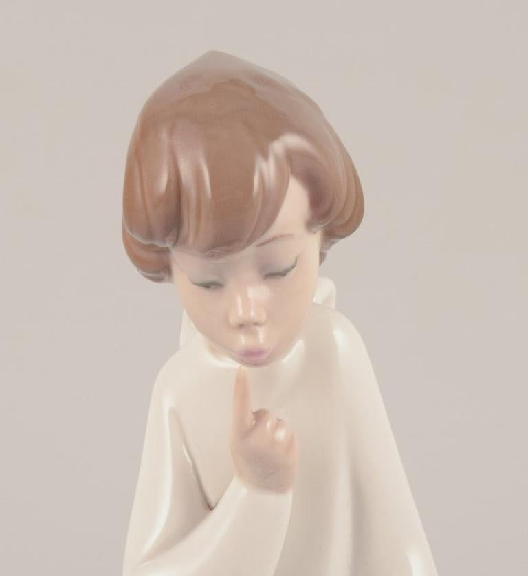 Lladro, Spain. Two porcelain figurines. Girl with a lamp and an angel with child For Sale 1