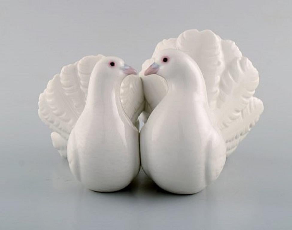 Lladro, Spain. Two porcelain figurines. Two pigeons and mandarin duck, 1980s-1990s.
Largest measures: 20.5 x 12 cm.
In very good condition.
Stamped.
 
  