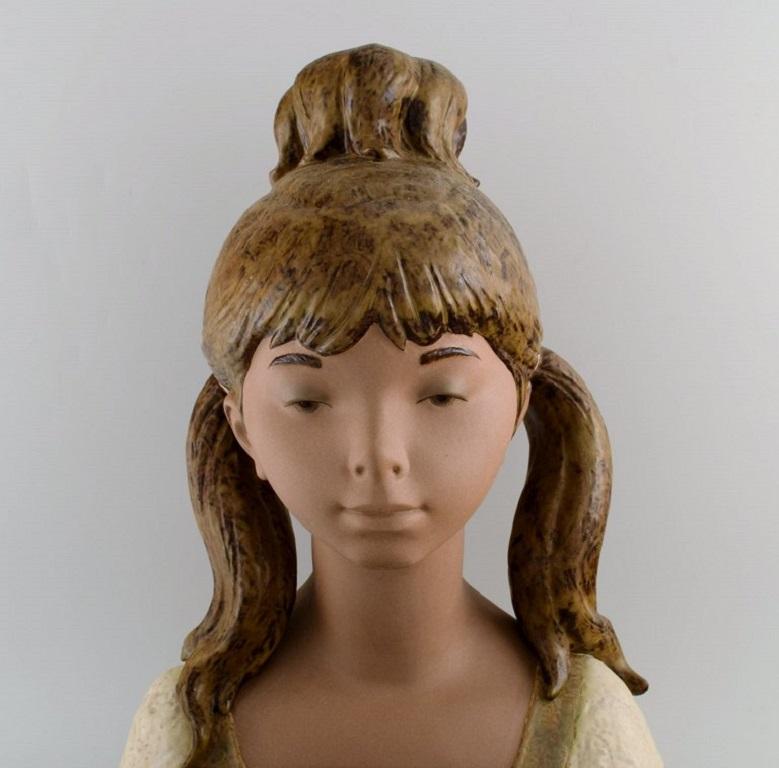 Lladro, Spanien. Große Skulptur aus glasierter Keramik. Mädchen mit Schale. 1970er / 80er Jahre.
Maße: 43 x 32 x 26 cm.
In ausgezeichnetem Zustand.
Gestempelt.
