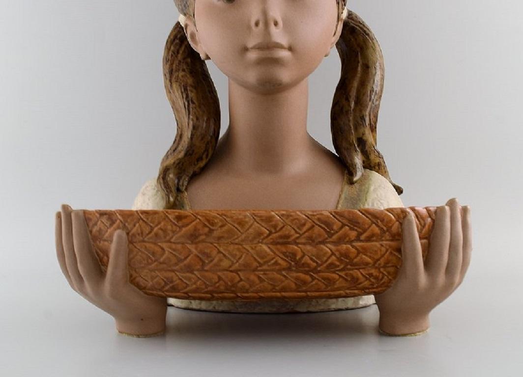 Lladro, Spanien, sehr große Skulptur aus glasierter Keramik, Mädchen mit Schale (Spanisch) im Angebot