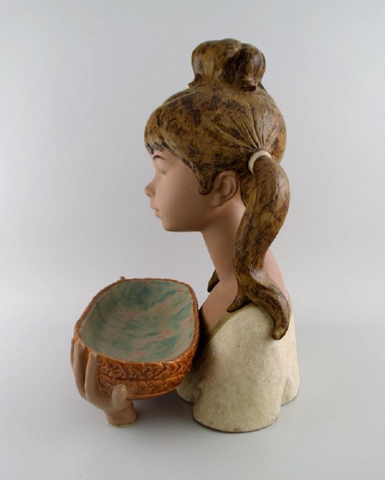 Vernissé Très grande sculpture en céramique émaillée représentant une fille avec un bol, Lladro, Espagne en vente