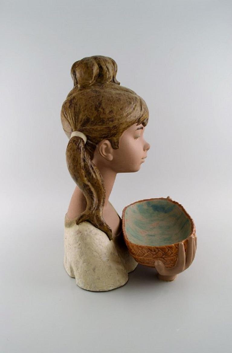 Fin du 20e siècle Très grande sculpture en céramique émaillée représentant une fille avec un bol, Lladro, Espagne en vente