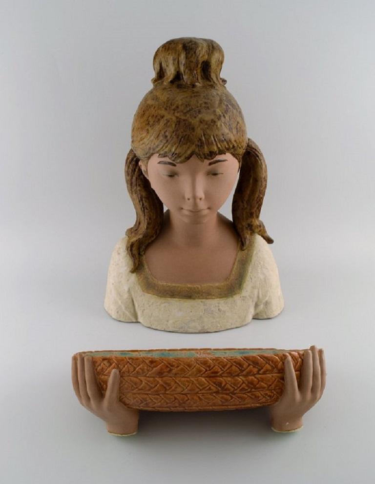 Céramique Très grande sculpture en céramique émaillée représentant une fille avec un bol, Lladro, Espagne en vente