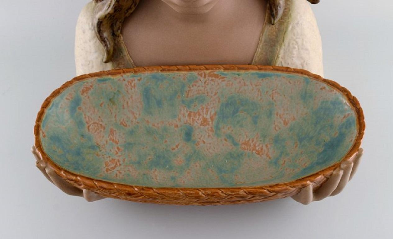 Très grande sculpture en céramique émaillée représentant une fille avec un bol, Lladro, Espagne en vente 1