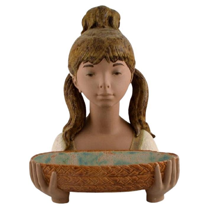 Très grande sculpture en céramique émaillée représentant une fille avec un bol, Lladro, Espagne en vente