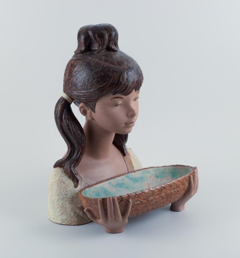 Espagnol Lladro, Espagne. Très grande figurine de deux pièces en céramique émaillée. Jeune fille avec un bol en vente
