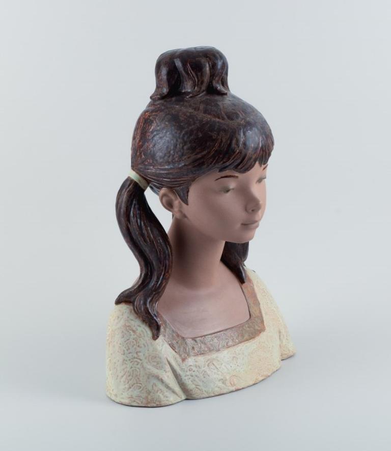 Vernissé Lladro, Espagne. Très grande figurine de deux pièces en céramique émaillée. Jeune fille avec un bol en vente