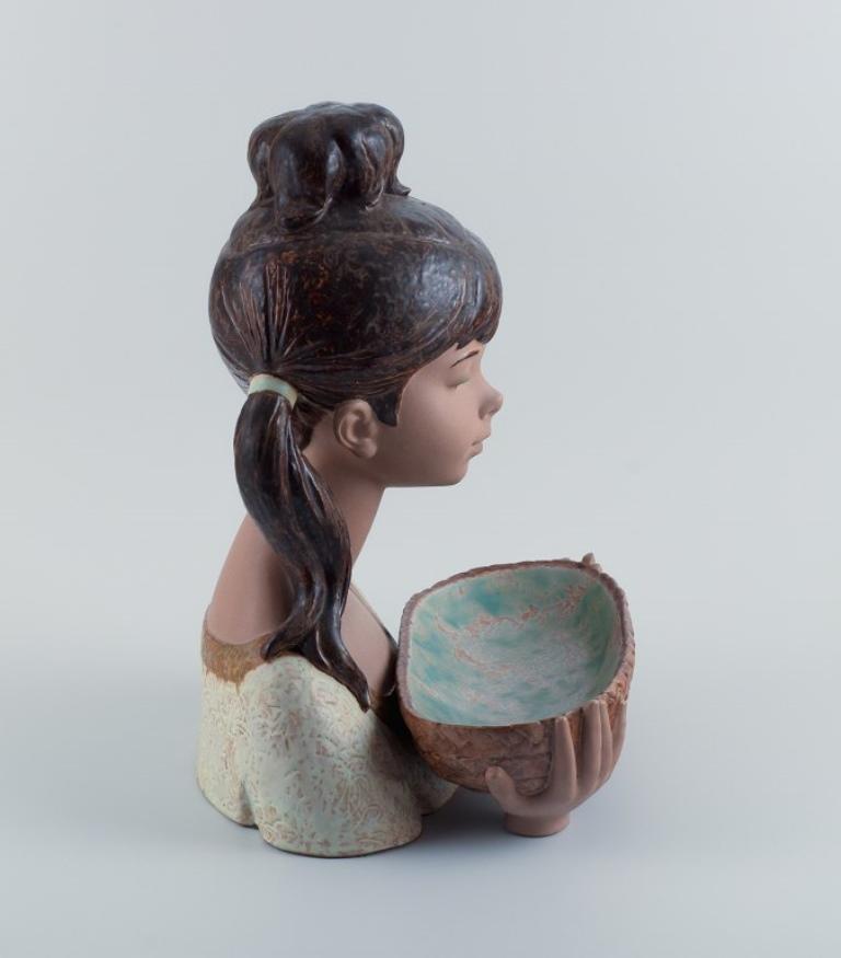Lladro, Espagne. Très grande figurine de deux pièces en céramique émaillée. Jeune fille avec un bol en vente 1