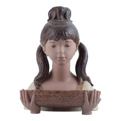 Lladro, Spagna. Statuetta molto grande in due pezzi di ceramica smaltata. Ragazza con una ciotola