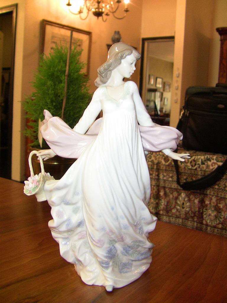 Lladro Spanish Porcelain Figurine of Spring Splendor 'Retired' 1
