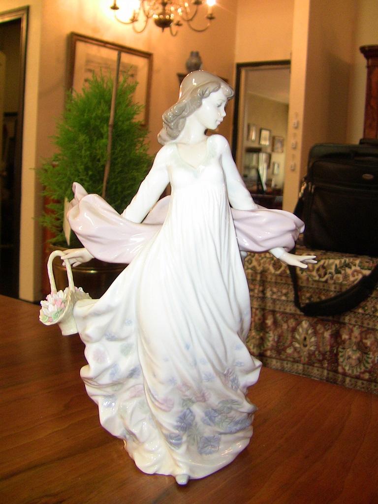 Lladro Spanish Porcelain Figurine of Spring Splendor 'Retired' at ...