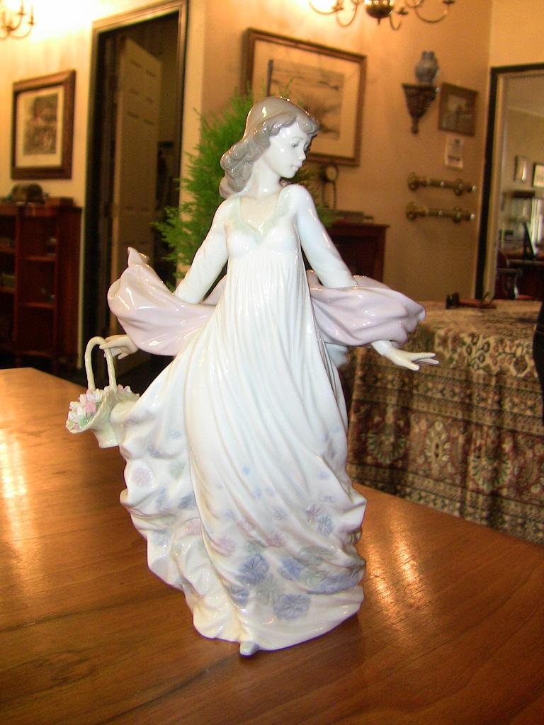 Lladro Spanish Porcelain Figurine of Spring Splendor 'Retired' at