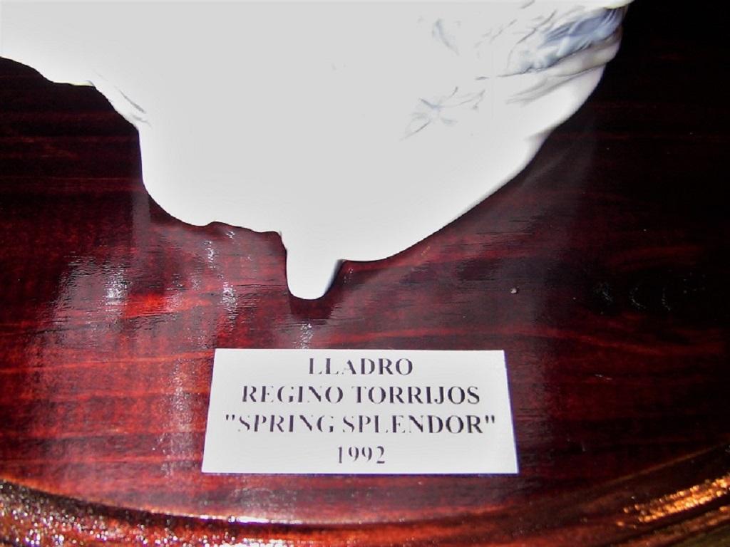 Lladro Spanish Porcelain Figurine of Spring Splendor 'Retired' In Excellent Condition In Dallas, TX