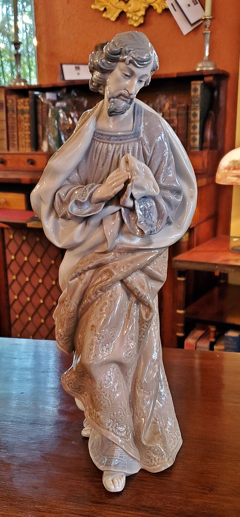 Presenting a gorgeous retired Lladro St Joseph ‘San Jose Nacimiento’ figurine in MINT condition.

This figurine was sculpted by Salvador Furio, one of the very best Lladro sculptors. They were made in limited numbers between 1981 and in 2007, when