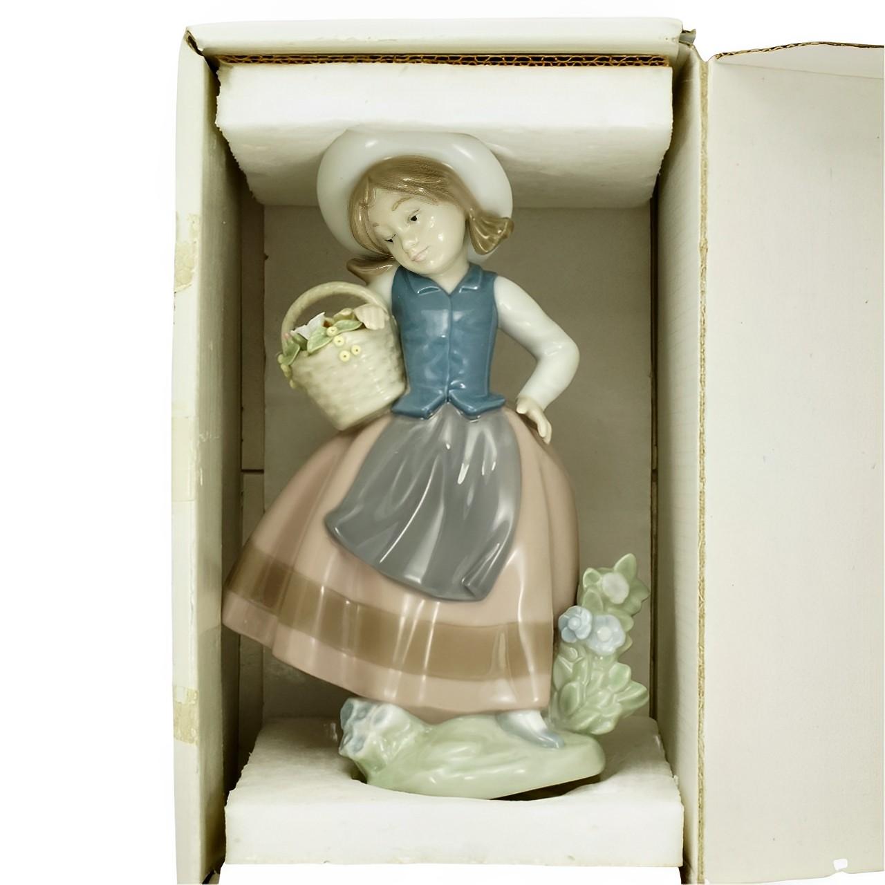 Lladro Dolce Profumo Ragazza in porcellana con fiori circa anni '90 in vendita 2