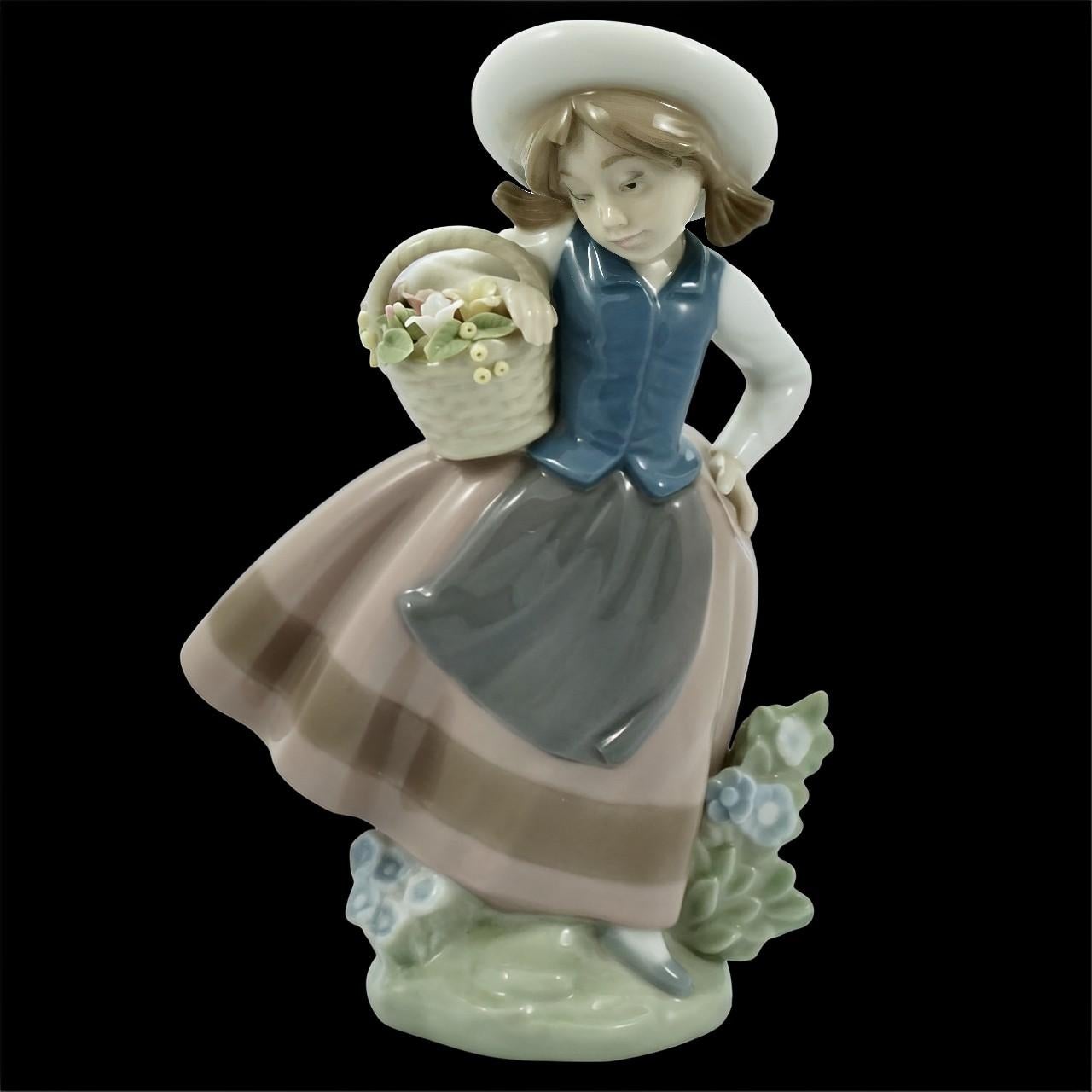 Lladro Dolce Profumo Ragazza in porcellana con fiori circa anni '90 in vendita 3
