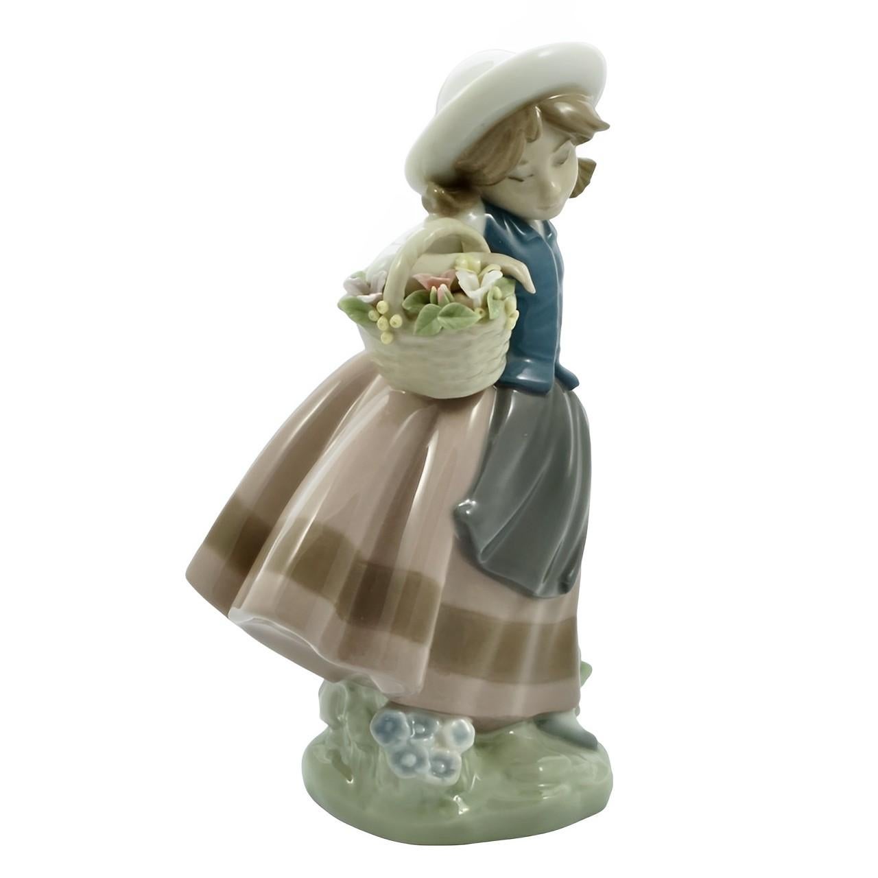 Spagnolo Lladro Dolce Profumo Ragazza in porcellana con fiori circa anni '90 in vendita